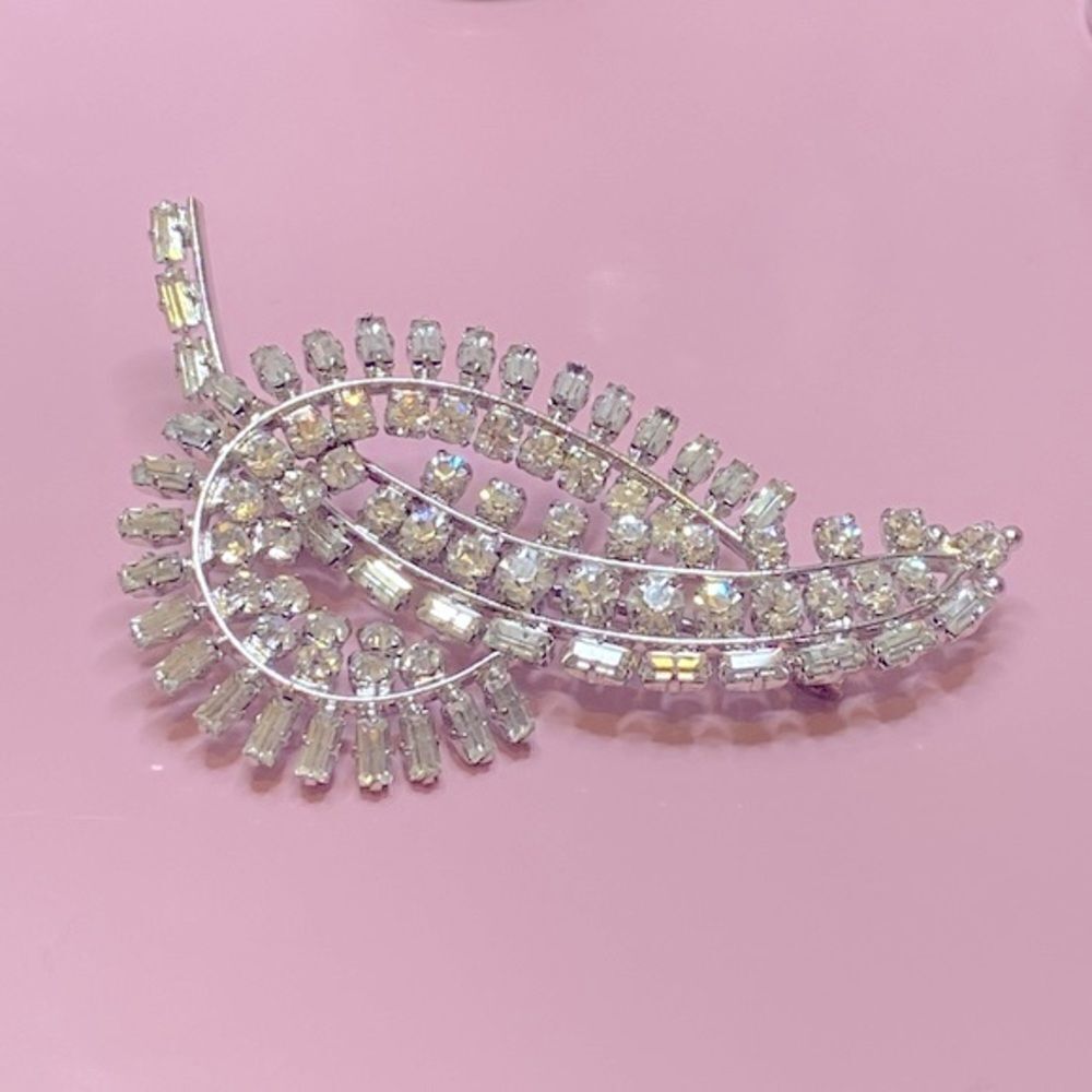 💛 Vintage Rhodium Plated Art Deco Crystal Leaf Brooch